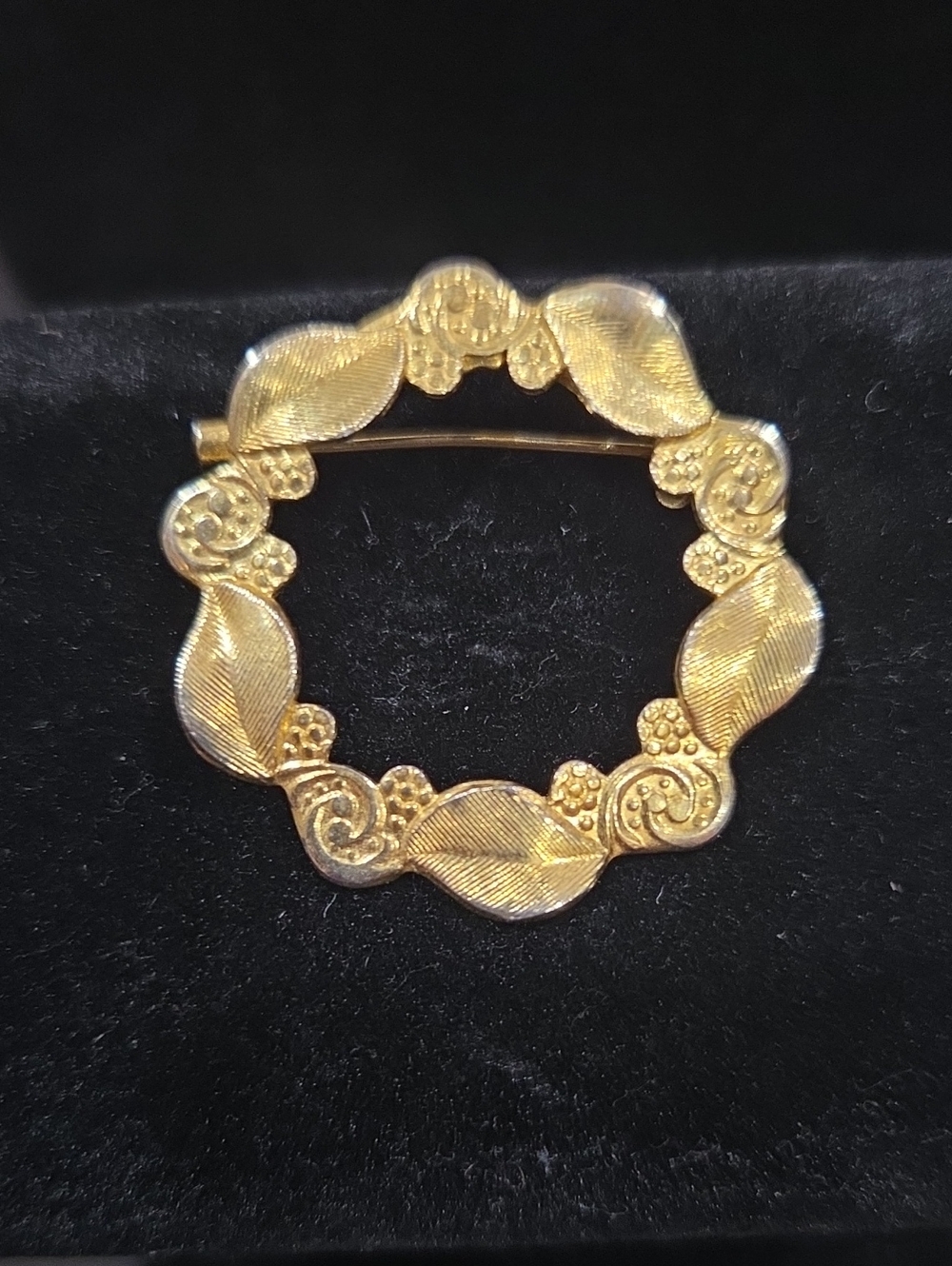 VINTAGE GOLDTONE FLORAL WREATH BROOCH